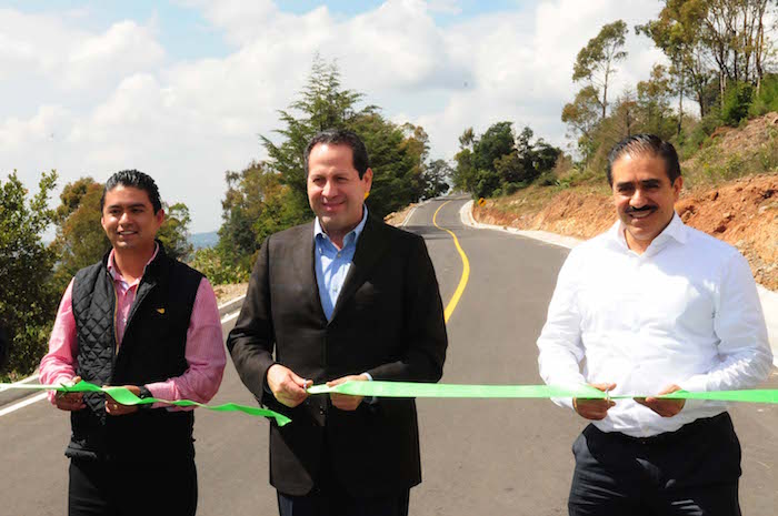 Eruviel Ávila y Apolinar Mena en la inauguración de la carretera San Lorenzo Malacota-Loma de Buenavista. Octubre 2013. Foto: Especial,