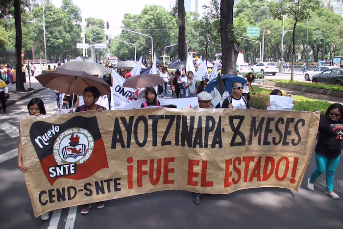 Un grupo de padres y estudiantes de la Normal de Ayotzinapa marchan del Auditorio Nacional al Ángel de la Independencia en total calma. Foto: Luis Barrón, SinEmbargo.