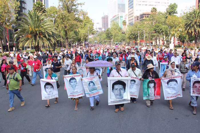 Los padres de los 43 están acompañados por los jornaleros de San Quintín. Foto: Luis Barrón, SinEmbargo.