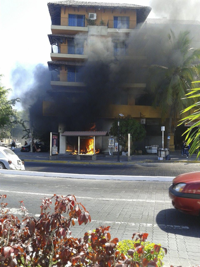 Varios bancos y gasolineras fueron quemadas durante la jornada del 1 de mayo en Jalisco. Foto: Cuartoscuro.