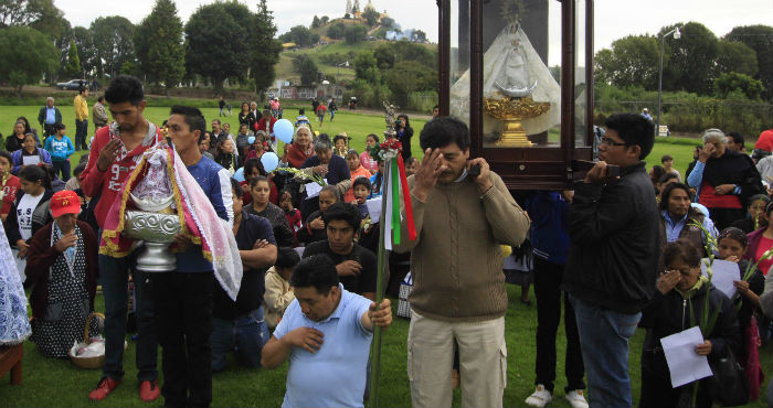 Habitantes de San Pedro y San Andrés Cholula, realizaron una peregrinación para manifestar su rechazo a la expropiación en los terrenos aledaños a la pirámide de Cholula como parte del proyecto del Parque de las 7 Culturas impulsado por el gobierno estatal. Foto: Cuartoscuro