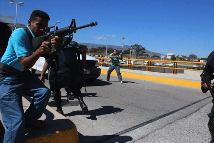 Armas alemanas en acción, durante el enfrentamiento en la Autopista del Sol del 12 de diciembre de 2011. Foto: Cuartoscuro.