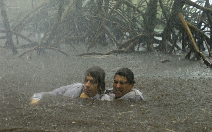 Kyle Chandler ya no es el bueno de Friday Night Lights. Foto: Netflix