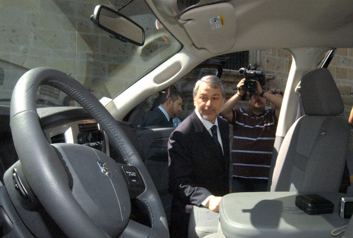 Foto En La Que Aparece El Gober Panista Glz Viendo El Interior De Una De Las Seis Camionetas Ram Que Les Regaló El Abogado Molina De La Fuente a La Postre Asesinado Este De Abril Cuando Viajaba Junto Con Un Empresario Acusado En Eu De Lavar Dinero Para Caro Quintero Junto a González En La Imagen De La Camioneta Se Ve Detrás De Perfil El Hoy Fiscal General Luis Carlos Nájera Entonces Secretario De Seguridad Pública Foto Gobierno De Jalisco