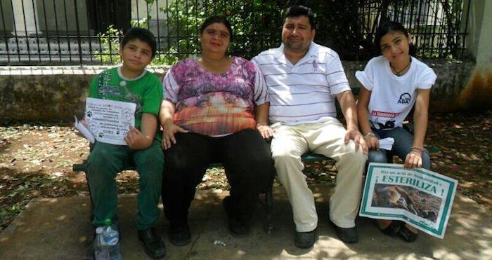 La familia de Raúl, además que da a conocer que vive con 5 perros, la mayoría rescatados de la calle. Foto: Cortesía.