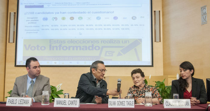 MÉxico Df mayo Pablo Lezama Consejero Del Iedf Los Investigadores Del Colegio De México Y Unam Manuel Canto Silvia Gómez Tagle Y Claudia Guzmán Durante Un Debate Organizado Por El Iedf Para Discutir Asuntos Relacionados a Los Próximos Comicios Del De Junio En El Distrito Federal Foto Diego SimÓn SÁnchez cuartoscurocom