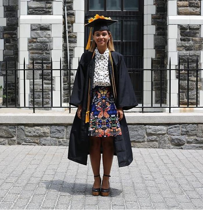 Una imagen publicada en la página de Facebook de Humans of New York (HONY) muestra a una estudiante universitaria, que aparenta ser hispana, en su día de graduación. 