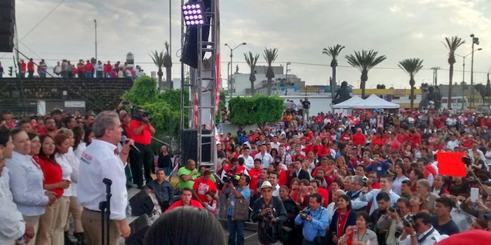 Durante el inicio de su campaña pidió una porra por el cumpleaños del Gobernador del Estado de México, Eruviel Ávila Villegas. Foto: Twitter. 