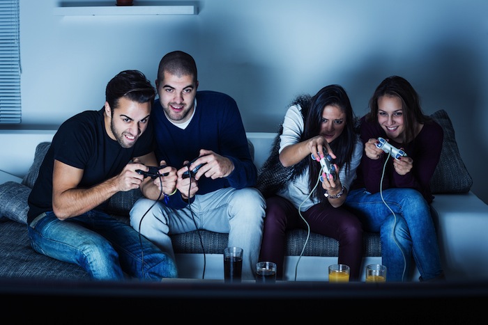 Jugar en modo cooperativo puede frenar los efectos de los juegos violentos al volver más sociables a los usuarios. Foto: Shutterstock