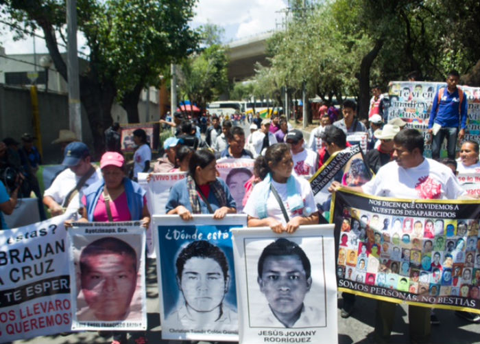 Visita de los padres y familiares de los 43 normalistas para solicitar que no se celebren elecciones en Guerrero. Foto: Archivo, SinEmbargo