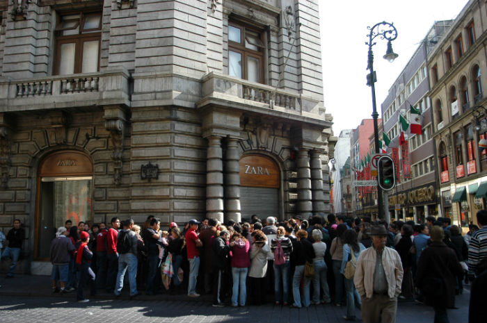 La sucursal de Zara, ubicada en el Centro Histórico de la Ciudad de México, tiene un gran número de visitantes diarios. Foto: Cuartoscuro