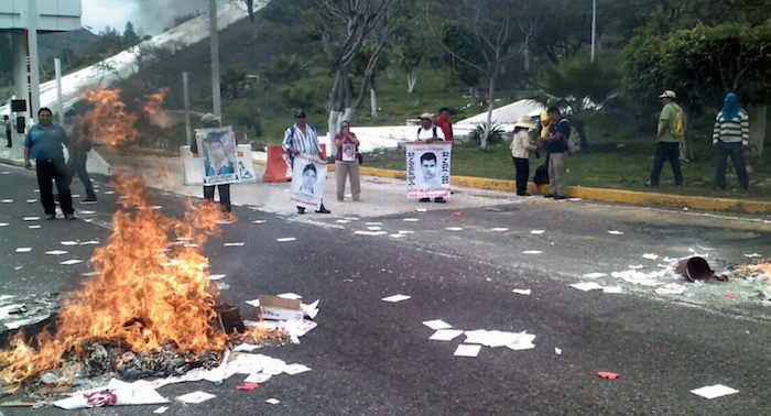 Manifestantes quemaron propaganda este martes durante el cierre de la autopista de Palo Blanco en Guerrero. Foto: EFE.