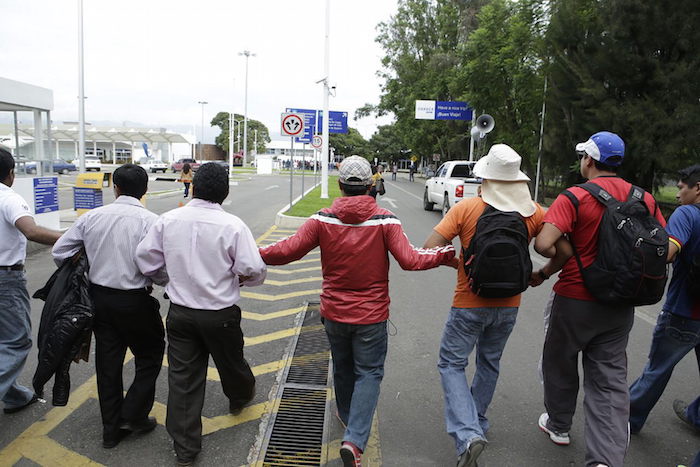 Maestros de la CNTE rumbo al Aeropuerto Internacional de Oaxaca. Foto: EFE.