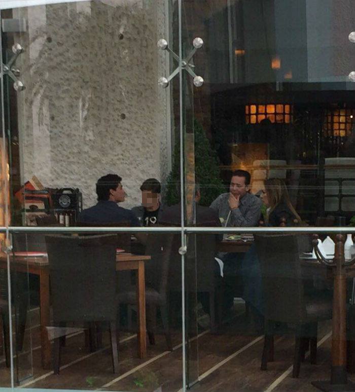 Eugenio Hernández, su esposa y tres personas más comiendo este sábado en el restaurante Puerto Madero. Foto: SinEmbargoMx.