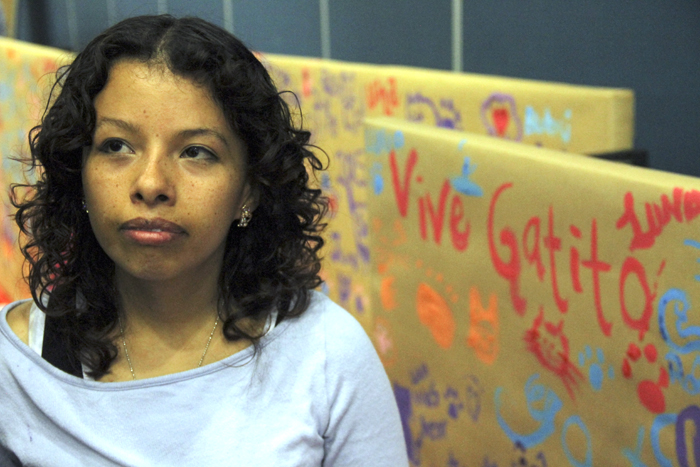 Itzel es estudiante y también se dedica al rescate y adopción de gatos y acudió por primera vez a la exposición. Foto: Luis Barrón/SinEmbargo.