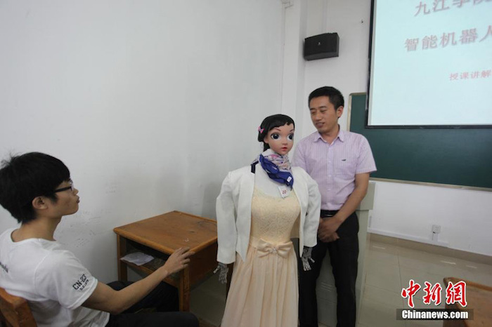 Además de enseñar, la robot también puede interactuar con los alumnos. Foto: Chinanews.com