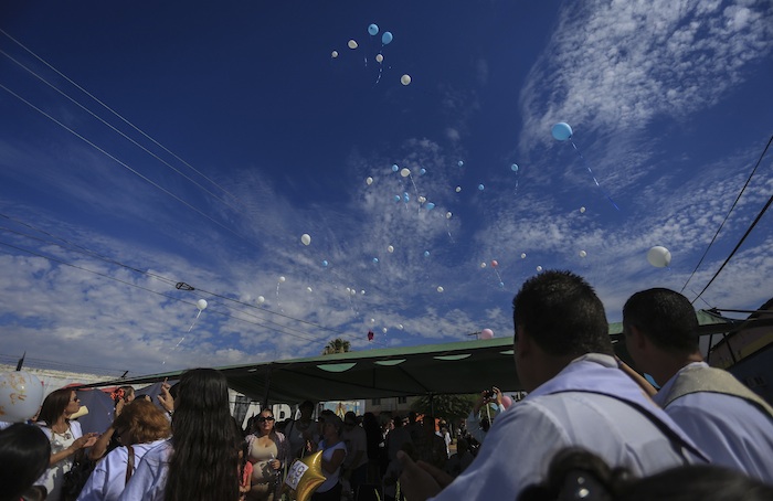 En Una De Las Misas Los Padres Soltaron Globos Foto Cuartoscuro