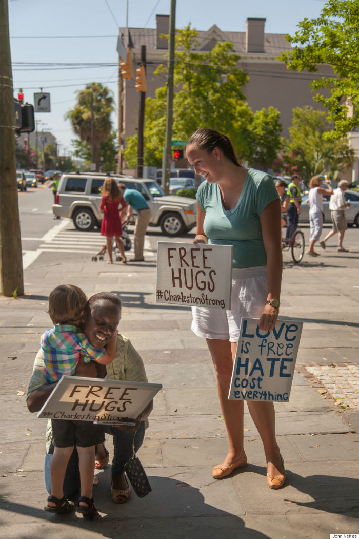 La imagen tuvo lugar en las calles aún consternadas de Charleston, entre Parker, un niño blanco de tres años, y Taylor Willis, una mujer negra de Carolina del Sur. Foto: Facebook