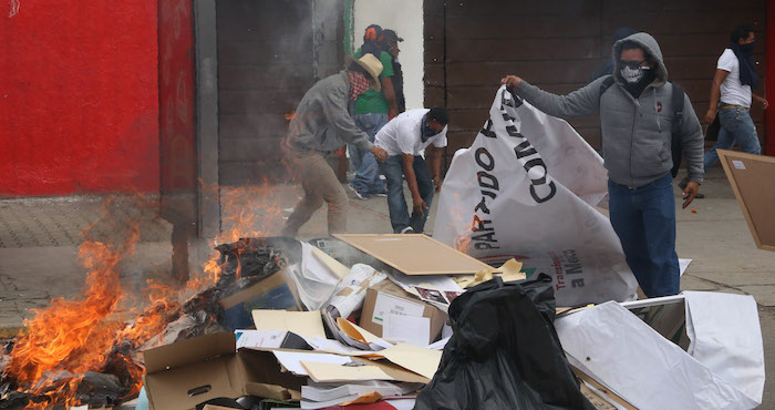 Maestros de Oaxaca quemando boletas. Foto: Cuartoscuro. 