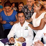 El empresario Fernando Turner, El Bronco y Fernando Elizondo desayunando, Foto: Sanjuana Matínez