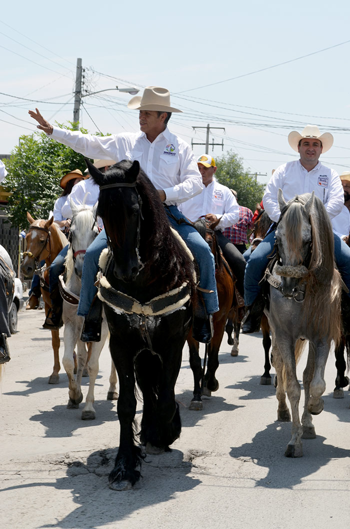 El Bronco cabalga por la ciudad, Foto: Sanjuana Martínez