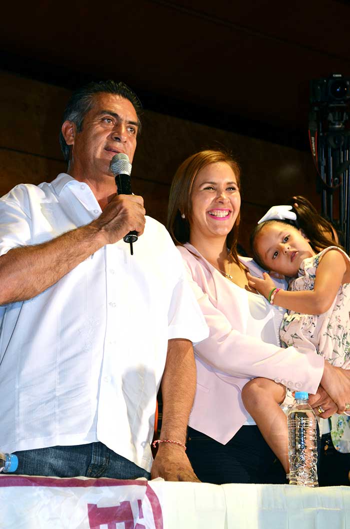 El Bronco y su esposa Adelina y su hija Valeria. Foto: Sanjuana Martínez