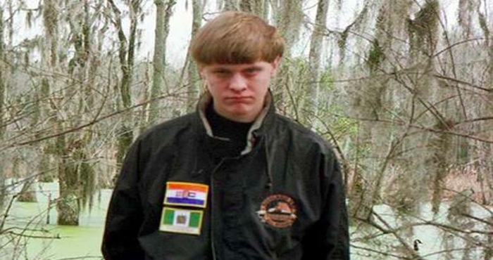 En El Perfil De Facebook De Dylann Roof Se Le Ve Vestido Con Una Chaqueta Que Tiene Una Bandera Del Sistema De Segregación Racial Sudafricano Del apartheid Y Otra De Rodesia Antigua Colonia Británica Que Estuvo Gobernada Por La Minoría Blanca Hasta Convertirse En El Actual Zimbabue En Foto Facebook