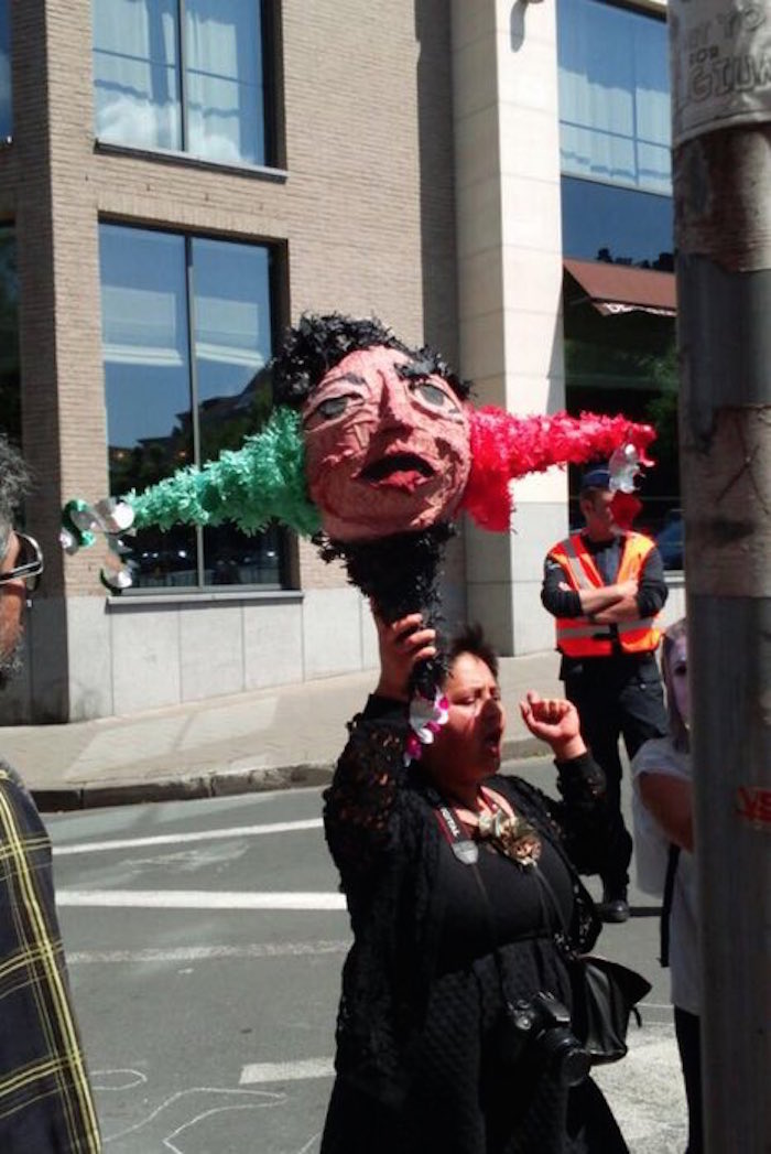 Activistas de la organización Belgicanos protestaron contra Peña Nieto. Foto: Twitter vía @JuamXMex.