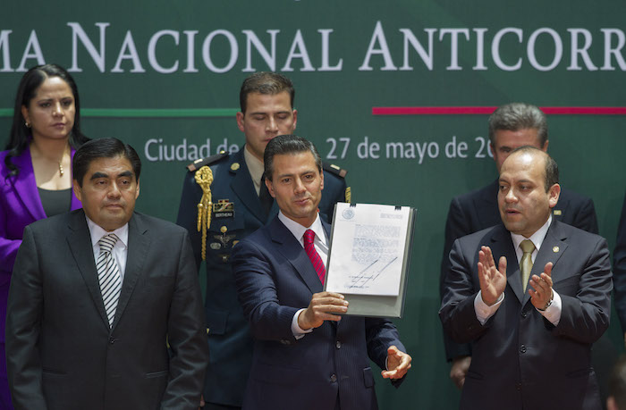 Miguel Barbosa Huerta, presidente de la mesa directiva del Senado, Enrique Peña Nieto, presidente de México y Julio César Moreno, presidente de la mesa directiva de la Cámara de Diputados, durante la promulgación de la Reforma Constitucional para crear el Sistema Nacional Anticorrupción, en el Palacio Nacional.   Foto: Cuartoscuro