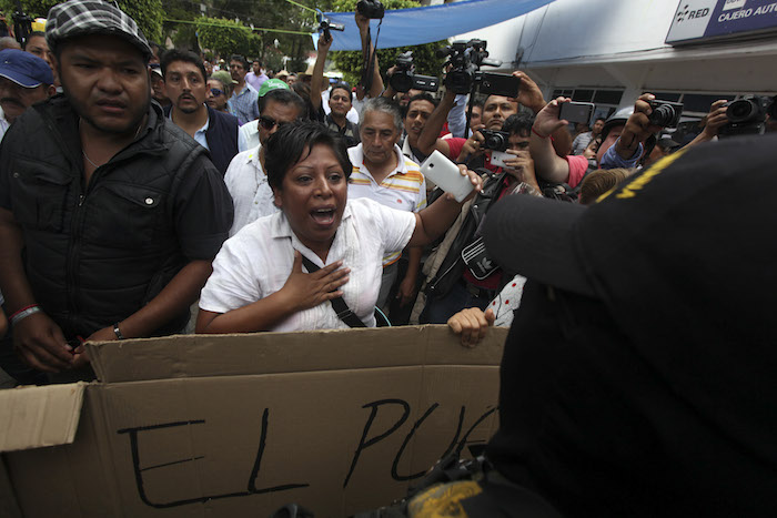 En Tixtla se vivieron momentos de tensión cuando un grupo de ciudadanos defendió una casilla de los estudiantes normalistas pretendían atacar.  Foto: Cuartoscuro.