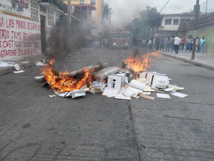 En Juchitán se reporta la quema de papelería. Foto: Twitter vía @val_wilbert.