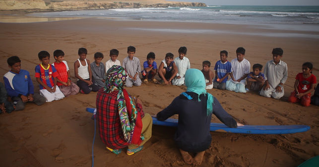 "¿Esto también es algo que pueden hacer los chicos?", preguntaron unos niños la primera vez que las vieron sobre las tablas. Foto: Marion Poizeau