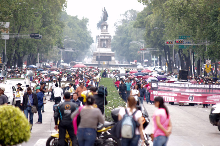 Movilización de maestros la tarde de este miércoles. Foto: Luis Barrón, SinEmbargo