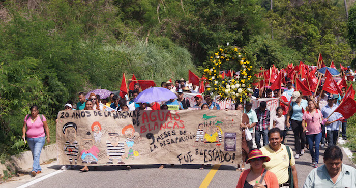 Cientos de personas exigieron justicia en el 20 aniversario luctuoso de Aguas Blancas, donde 17 campesinos fueron asesinados por la policías del estado.  Foto: Cuartoscuro