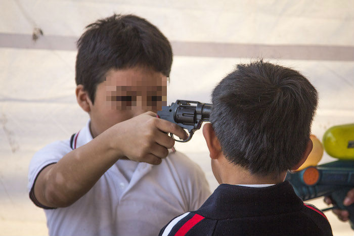 Niños en compañía de sus papa en canje de armas del programa Por tu Familia Desarme Voluntario en Tlatelolco. 10 de febrero 2014. Foto: Cuartoscuro.