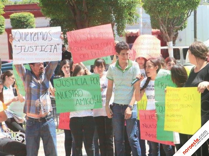 Estudiantes se manifestaron en la plaza principal de Tamazula, Durango, municipio colindante con Sinaloa y ubicado muy cerca de Culiacán. Foto: Noroeste