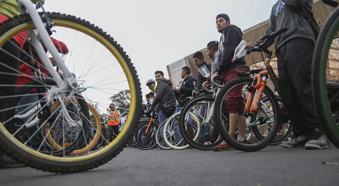 Los vehículos motorizados y la falta de educación vial son los principales peligros para los ciclistas en nuestro país. Foto: Cuartoscuro