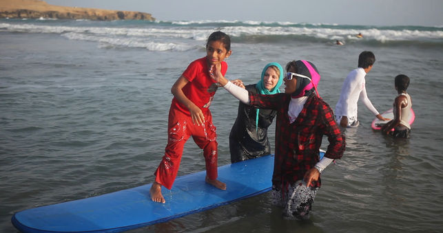 Mona Seraji enseña a una niña a hacer surf en uno de los talleres llevados a cabo en Chabahar. Foto: Marion Poizeau