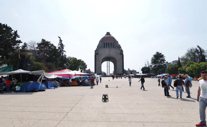 El campamento en el Monumento a la Revolución instalado ayer por maestros de la CNTE. Fotos: Francisco Cañedo, SinEmbargo