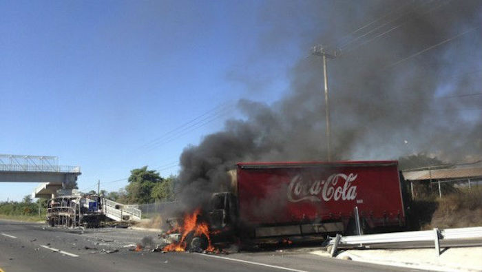 El 4 de agosto de 2014 miembros de la delincuencia organizada quemaron cinco camiones de Coca-Cola. Foto: Twitter.