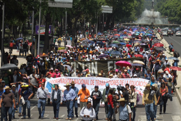 Maestros de Michoacán durante la manifestación en contra de la evaluación docente. Foto: Luis Barrón, SinEmbargo