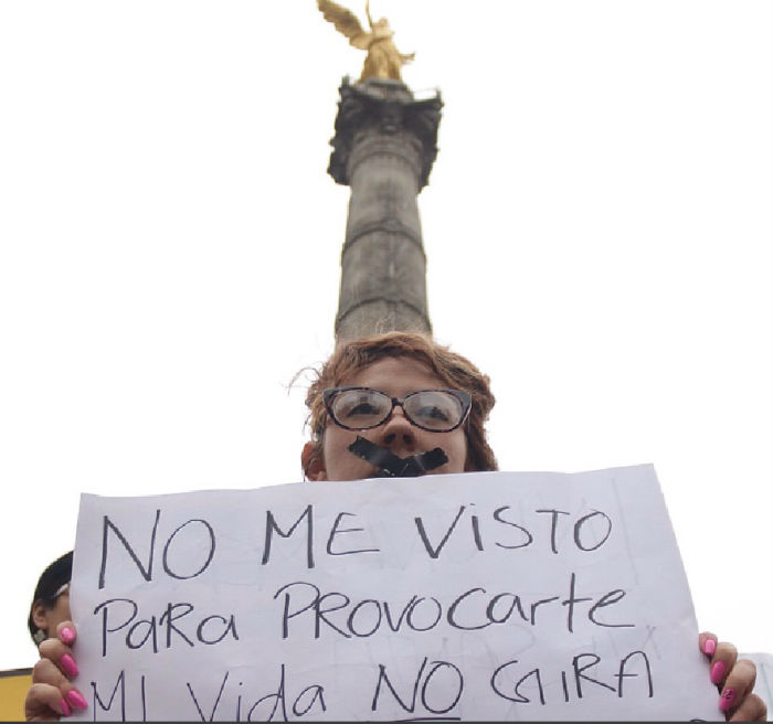 Decenas de personas se concentraron en el Monumento a la Independencias para clamar "Ni una menos". Foto: Francisco Cañedo, SinEmbargoMx.