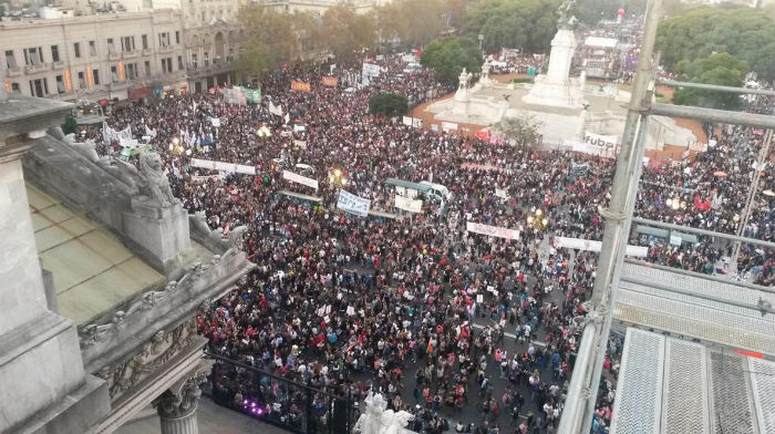 Miles de argentinos salieron a las calles para exigir "Ni una menos". Foto: Twitter. 