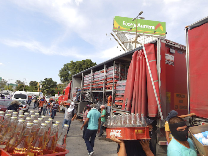 El 7 de noviembre del 2014, manifestantes saquearon camiones de Coca-Cola en Chilpancingo. Foto: Cuartoscuro