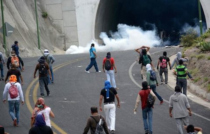 estudiantes normalistas y miembros del Movimiento Magisterial de Tixtla se enfrentaron con 300 elementos de la Policía Federal