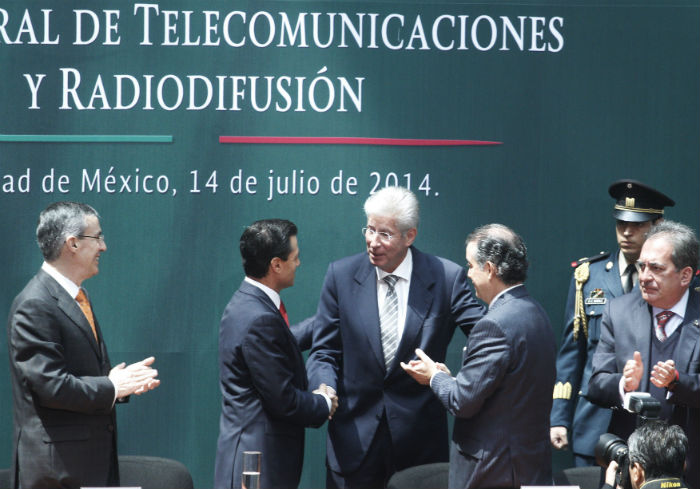 Peña Nieto y Gerardo Ruíz Esparza, en la aprobación de las leyes secundarias de la reforma. Foto: Cuartoscuro