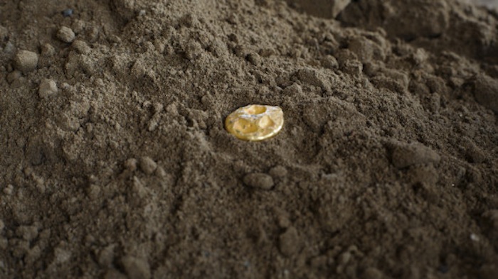 Una pieza de oro con valor de provocó la avaricia de quienes acudieron a ver la obra de . Foto: 