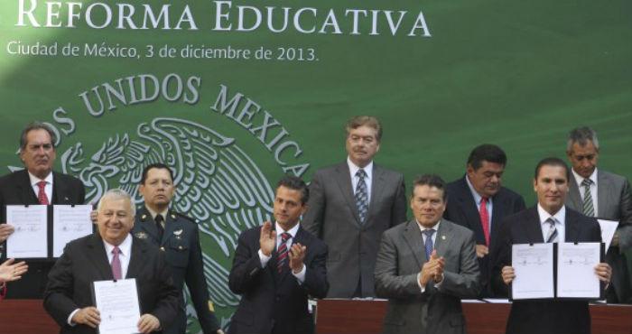 Enrique Peña Nieto, presidente de México, acompañado de los titulares de la SEP, SNTE, gobernadores y rectores de universidades durante la presentación del convenio para la implementación de la reforma educativa, realizado en el patio central de la SEP. FOTO: SAÚL LOPEZ /CUARTOSCURO.COM