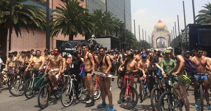 Un contingente compuesto por al menos 500 personas completó un circuito, comprendido entre el Monumento a la Revolución y el Zócalo. Foto: Vía Twitter @Fer_rMorales 