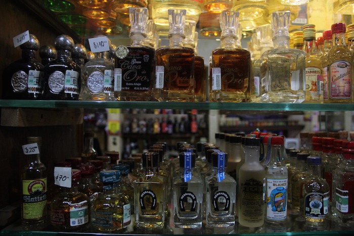 TLAQUEPAQUE, JALISCO, 21NOVIEMBRE2014.-Esta noche el negocio familiar “Nuestros Dulces” recibió el Record Guinness por contar con la variedad mas grande en Tequilas 100% de Agave disponibles comercialmente, dicha ceremonia tuvo lugar en el establecimiento mencionado anteriormente y al cual acudieron, el Presidente del Consejo Regulador del Tequila, Miguel Ángel Domínguez Morales, González así como el Presidente de la Industria Tequilera, el Sr. Eduardo Orendain Giovannini entre otras personalidades municipales.FOTO: FERNANDO CARRANZA GARCIA / CUARTOSCURO.COM